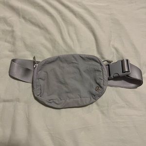 Lululemon Everywhere Belt Bag - Silver